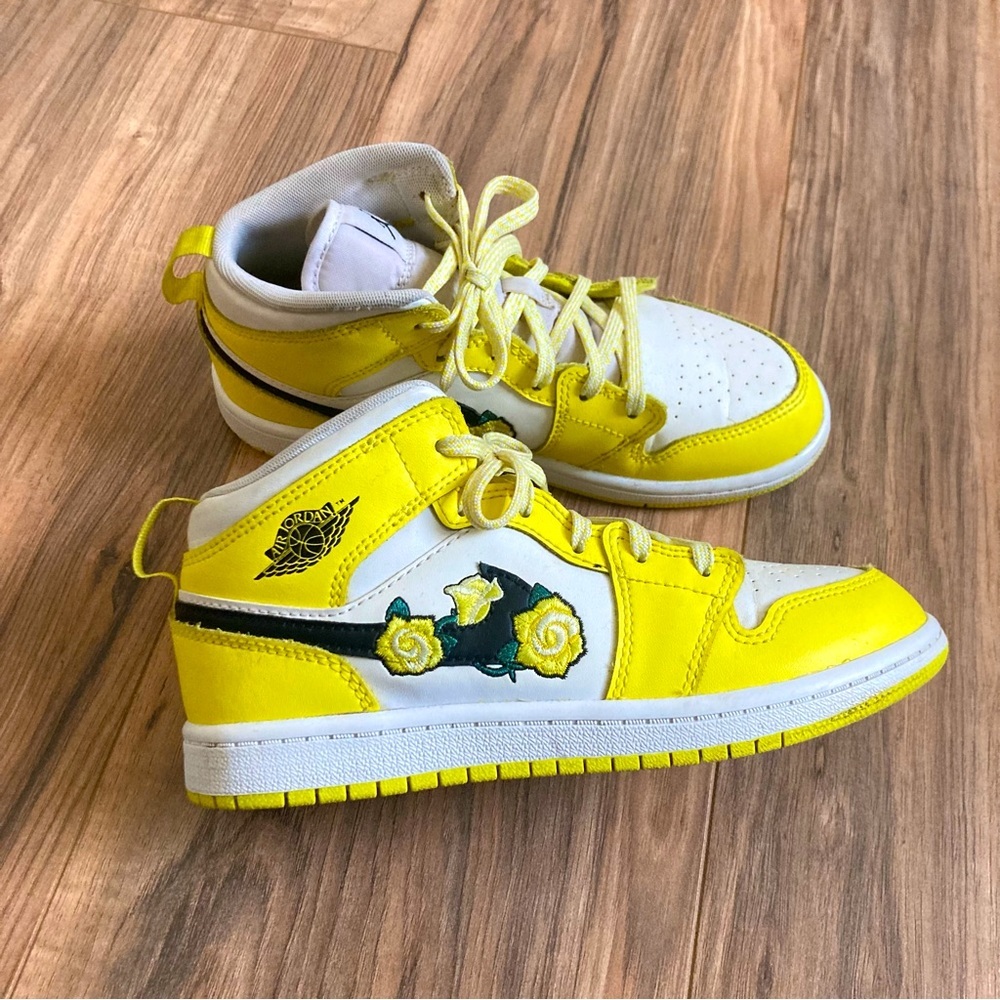 Jordan ‘ Dynamic yellow Floral ‘ size 2Y